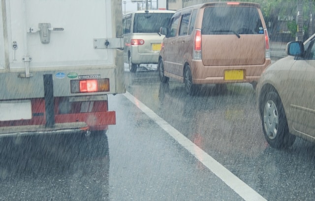 初心者でも雨の日の運転を安全にする方法