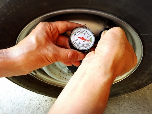 タイヤの空気圧を確認